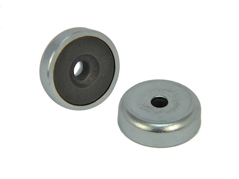 Magnet i hus, diameter 20 mm, med hull for forsenket skruehode, ferritt