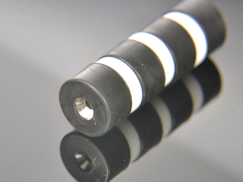 D19,5 x d7,2/3,6 x 11,5 / N42 - Neodym Magnet (NdFeB) in Gummi