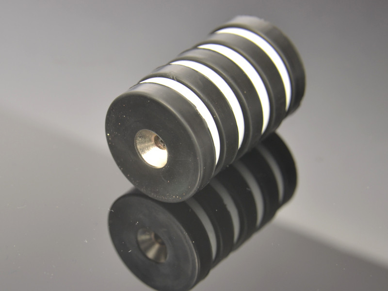 D31,5 x d10,5/4,3 x 6,5 / N42 - Neodymmagnet (NdFeB) i gummi