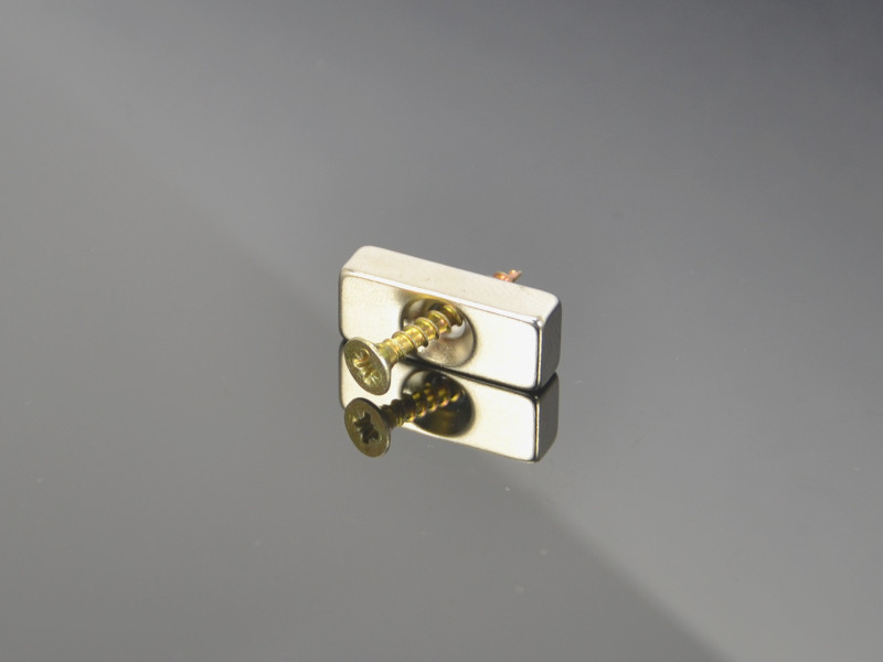 20 X 8 X 5 - D7/d3,5 / N38 - Magnete al neodimio (NdFeB)