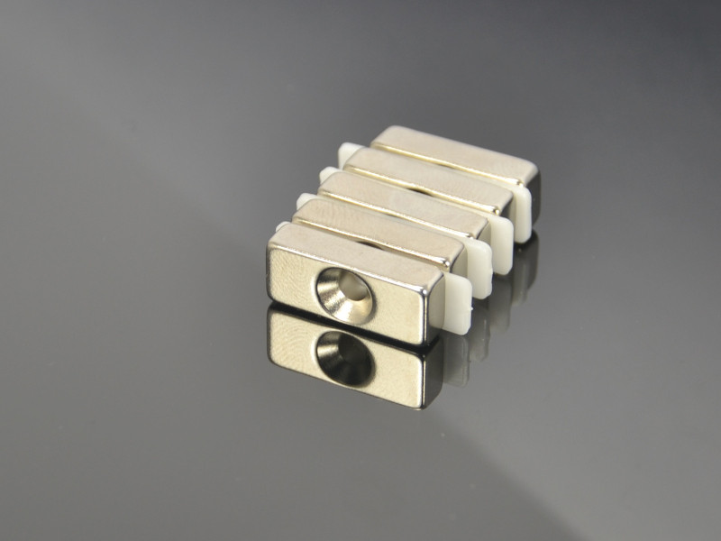 20 X 8 X 5 - D7/d3,5 / N38 - Neodimov magnet (NdFeB)