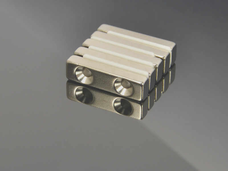 30 X 8 X 5 - D7/d3,5 / N38 - Neodimov magnet (NdFeB)