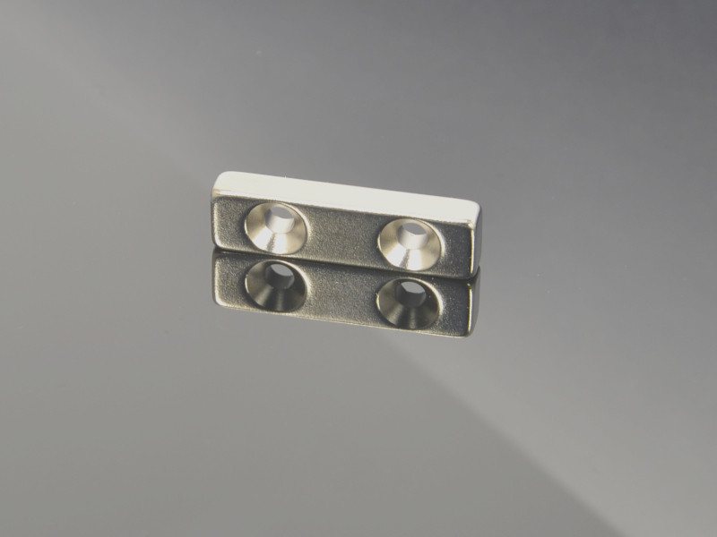 30 X 8 X 5 - D7/d3,5 / N38 - Neodymový magnet (NdFeB)