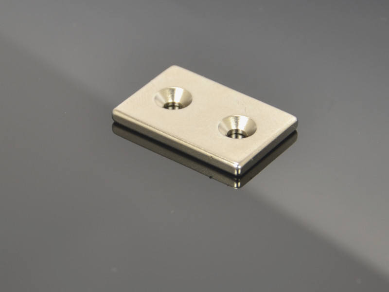 30 X 20 X 3 - D7,2/d3,6 / N38 - Neodymový magnet (NdFeB)