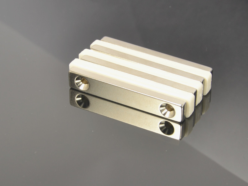 60 X 10 X 5 - D7,2/d3,6 / N38 - Neodymium magneet (NdFeB)