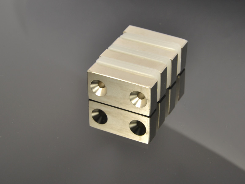 40 X 20 X 10 - D10,5/d4,3 / N38 - Neodymový magnet (NdFeB)