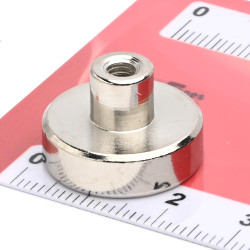 Magnet i hölje, diameter 20 mm, med skruvhylsa M4 - neodymium