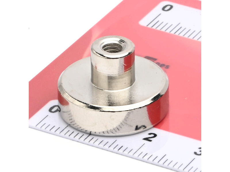 Magnet v ohišju, premer 20 mm, z vijačnim nastavkom M4 - neodim