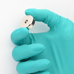 Magnet i hus, diameter 25 mm, med boring for flat skrue, neodymium