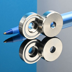 Magneetti kotelossa, halkaisija 25 mm, jossa on poraus litteäpäistä ruuvia varten, neodyymi magneetti