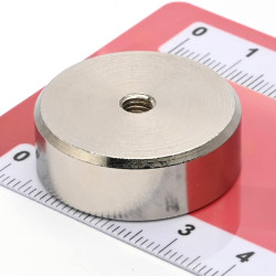Magnet, priemer 29 mm, vnútorný závit M5, výška 10 mm, neodymový
