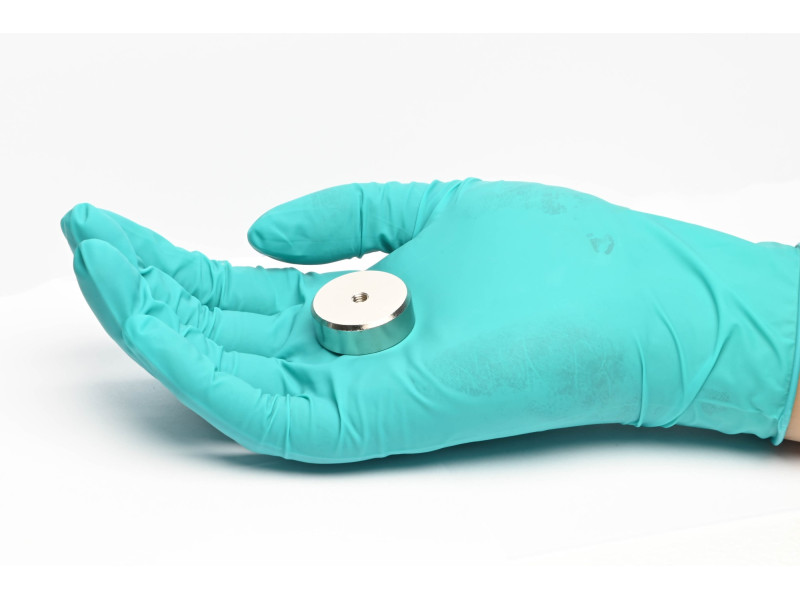 Magnet, priemer 29 mm, vnútorný závit M5, výška 10 mm, neodymový