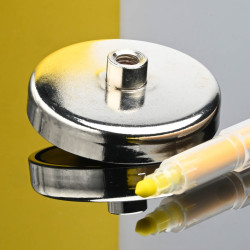 Magnet i hus, diameter 57 mm, med skruestik M8 - ferrit