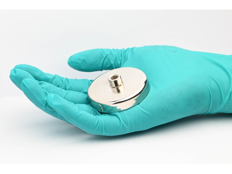 Magnet în carcasă, diametru 57 mm, cu filet M8 - ferită