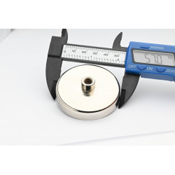 Magnet i hus, diameter 57 mm, med skrueinnfatning M8 - ferritt