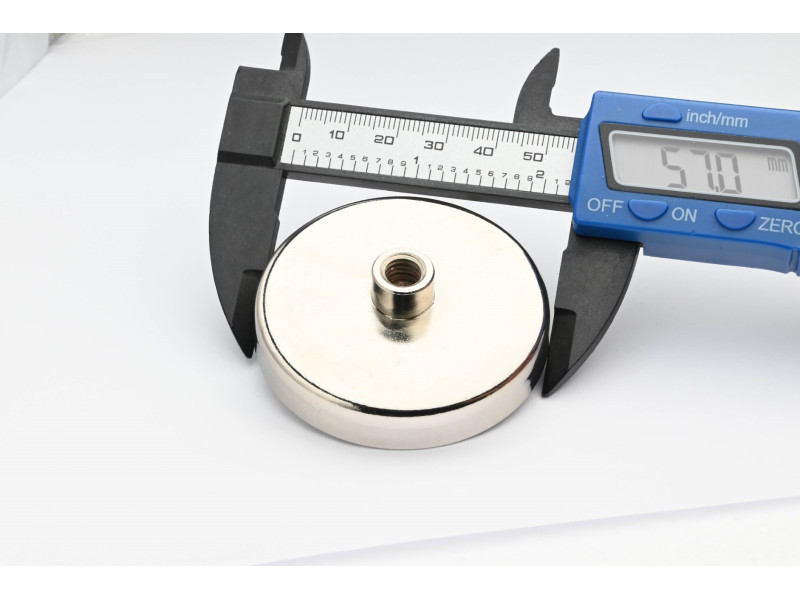Magnet în carcasă, diametru 57 mm, cu filet M8 - ferită