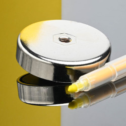 Magnet, premer 63 mm, notranji navoj M8, višina 14 mm, ferit