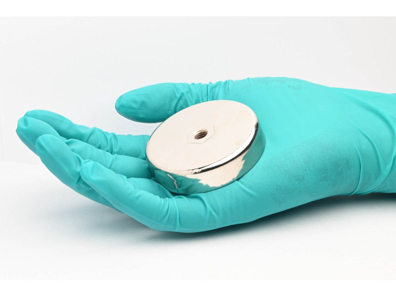 Magnet, diameter 63 mm, M8 innvendig gjenge, høyde 14 mm, ferritt