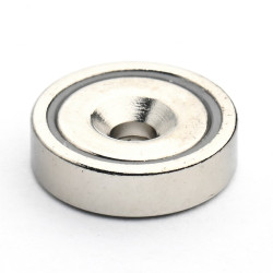 Magnet i hus, diameter 16 mm, med hull for forsenket skruehode, neodymium