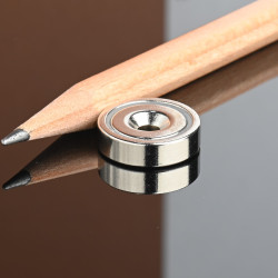 Magnet v ohišju, premer 16 mm, z luknjo za poglobljeno glavo vijaka, neodim
