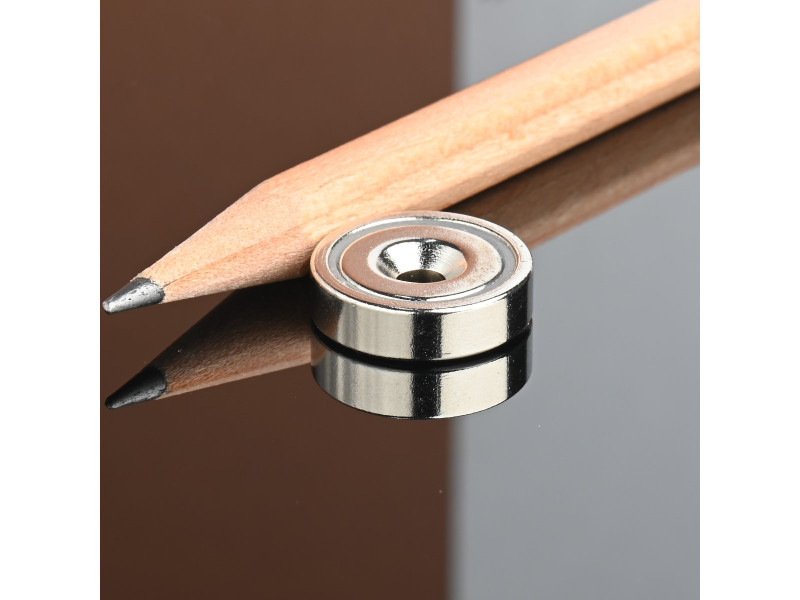 Magnet i hus, diameter 16 mm, med hull for forsenket skruehode, neodymium