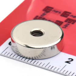 Magnet v ohišju, premer 16 mm, z luknjo za poglobljeno glavo vijaka, neodim