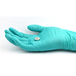 Magnet v ohišju, premer 16 mm, z luknjo za poglobljeno glavo vijaka, neodim