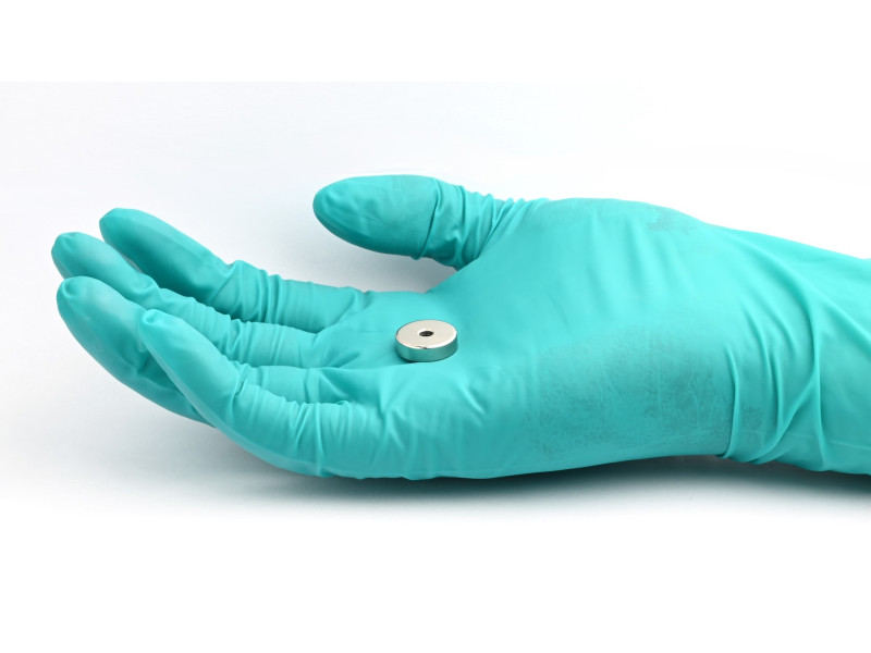 Magnet v ohišju, premer 16 mm, z luknjo za poglobljeno glavo vijaka, neodim