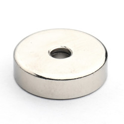 Magnet i hus, diameter 16 mm, med hull for forsenket skruehode, neodymium