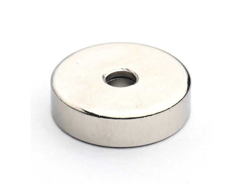 Magnet i hus, diameter 16 mm, med hull for forsenket skruehode, neodymium