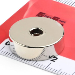 Magnet i hus, diameter 20 mm, med hull for forsenket skruehode, neodymium
