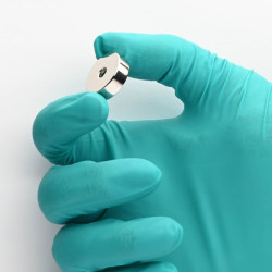 Magnet v ohišju, premer 20 mm, z luknjo za poglobljeno glavo vijaka, neodim