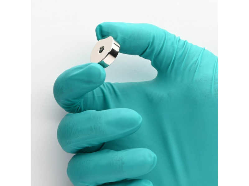 Magnet v ohišju, premer 20 mm, z luknjo za poglobljeno glavo vijaka, neodim