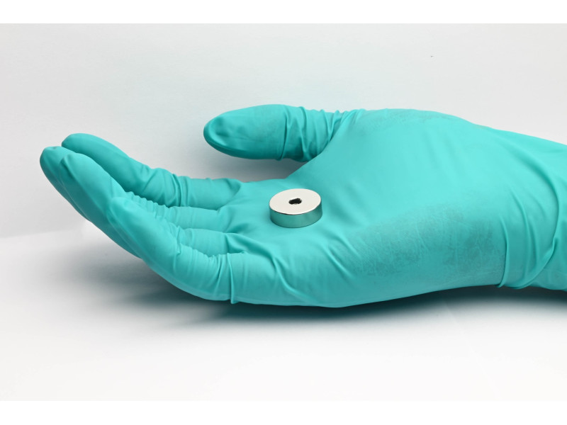 Gövde içinde mıknatıs, çap 20 mm, havşa başlı vida için delikli, neodimyum