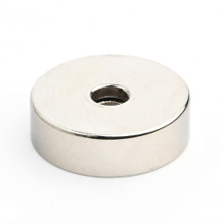 Magnet i hus, diameter 20 mm, med hull for forsenket skruehode, neodymium