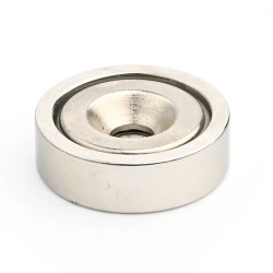 Magnet i hus, diameter 20 mm, med hull for forsenket skruehode, neodymium