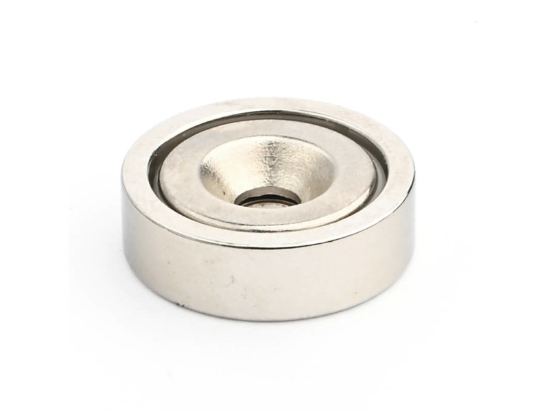 Magnet i hus, diameter 20 mm, med hull for forsenket skruehode, neodymium