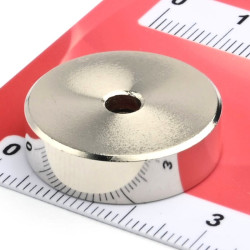 Gövde içinde mıknatıs, çap 25 mm, havşa başlı vida için delikli, neodimyum