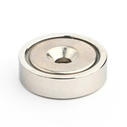 Magnet i hus, diameter 25 mm, med hull for forsenket skruehode, neodymium