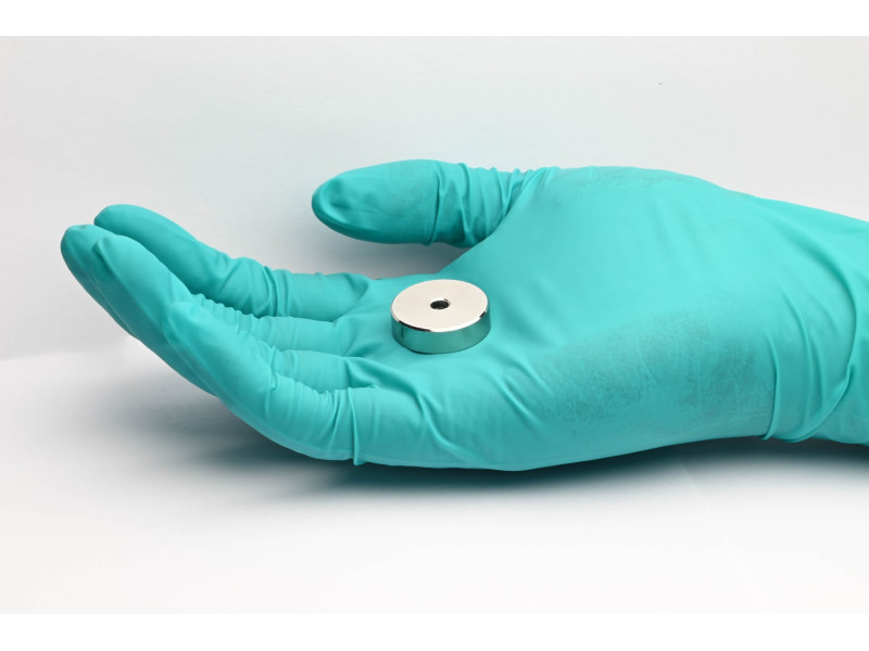 Магніт у корпусі, діаметр 25 мм, з отвором під потайну головку гвинта, неодимовий