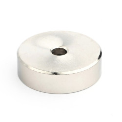 Магніт у корпусі, діаметр 25 мм, з отвором під потайну головку гвинта, неодимовий