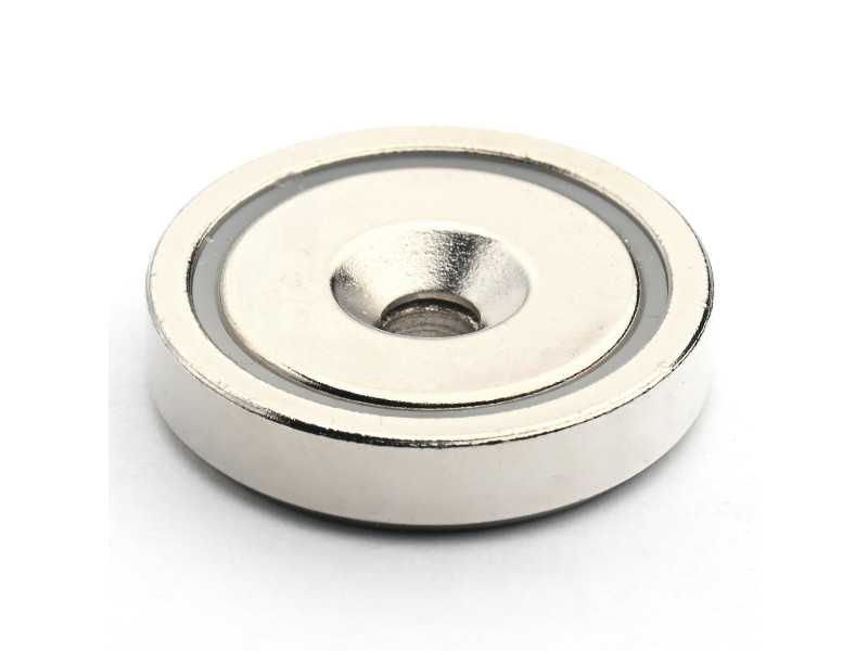 Magnet v ohišju, premer 32 mm, z luknjo za poglobljeno glavo vijaka, neodim