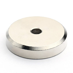 Magnet v ohišju, premer 32 mm, z luknjo za poglobljeno glavo vijaka, neodim