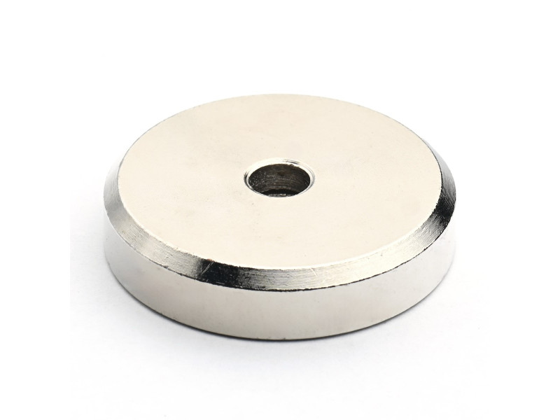 Magnet v ohišju, premer 32 mm, z luknjo za poglobljeno glavo vijaka, neodim