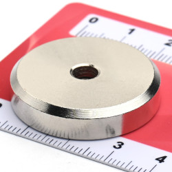 Magnet i hus, diameter 32 mm, med hull for forsenket skruehode, neodymium