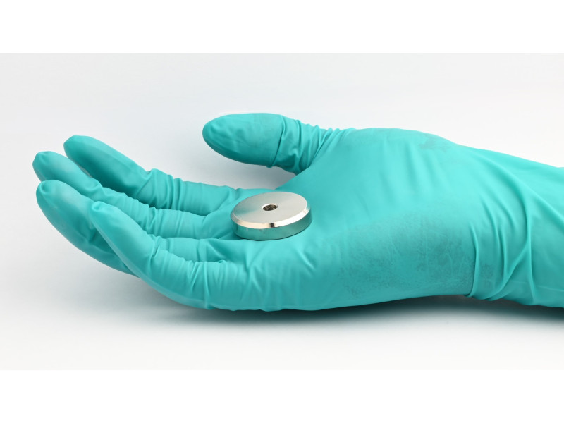 Gövde içinde mıknatıs, çap 32 mm, havşa başlı vida için delikli, neodimyum