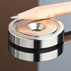 Magnet i hus, diameter 32 mm, med hull for forsenket skruehode, neodymium