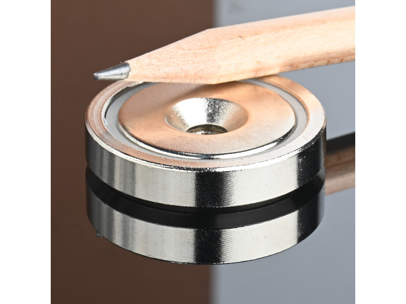 Magnet i hus, diameter 32 mm, med hull for forsenket skruehode, neodymium