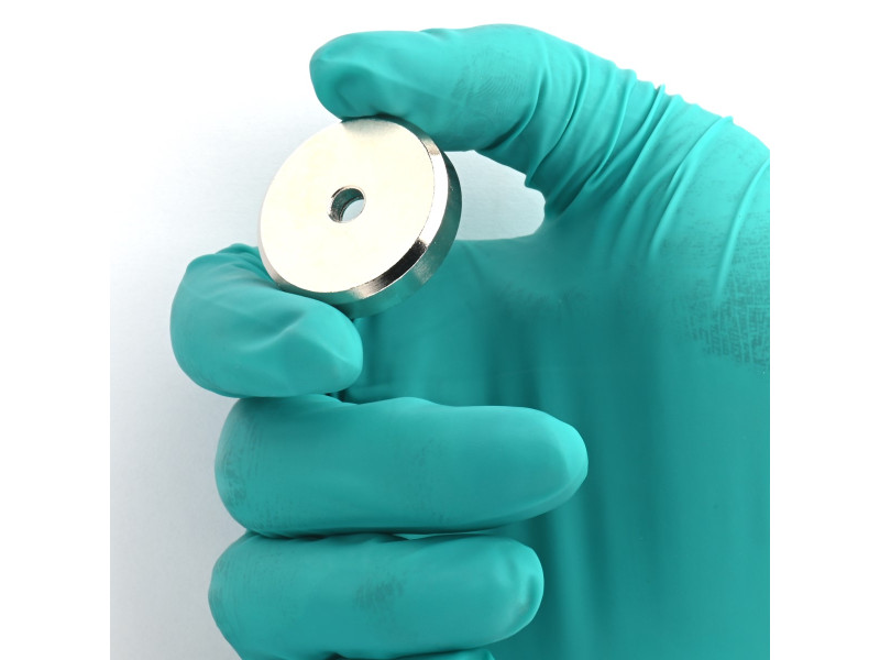 Gövde içinde mıknatıs, çap 32 mm, havşa başlı vida için delikli, neodimyum