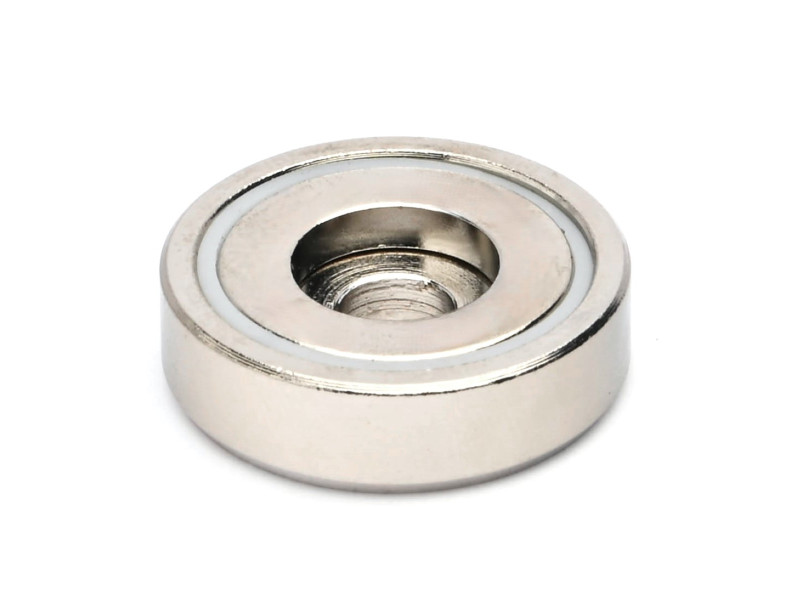Magneetti kotelossa, halkaisija 25 mm, jossa on poraus litteäpäistä ruuvia varten, neodyymi magneetti